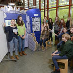 Schulklasse in der DBU-Ausstellung „Zukunftsprojekt Energiewende“ - seit heute macht die Wanderausstellung halt in der Biosphäre Potsdam 