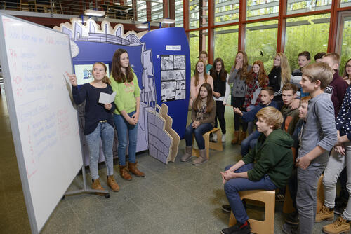Schulklasse in der DBU-Ausstellung „Zukunftsprojekt Energiewende“ - seit heute macht die Wanderausstellung halt in der Biosphäre Potsdam 